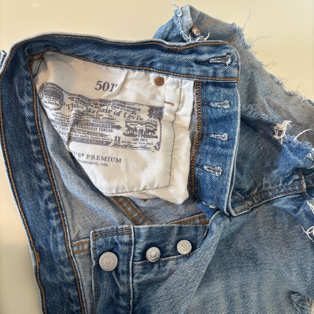 Levi’s 501 | 26 | Distressed Denim Cutoff Shorts High Rise Frayed Hem Light Wash - Picture 6 of 6